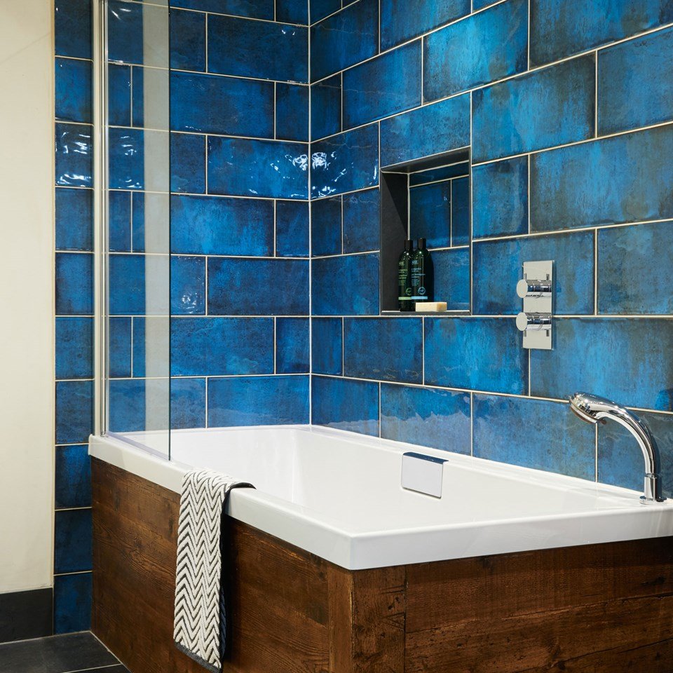 Ванна отделка современная. Синяя ванная. Синяя ванная комната. Отделка ванной плиткой. Ванная отделанная плиткой.