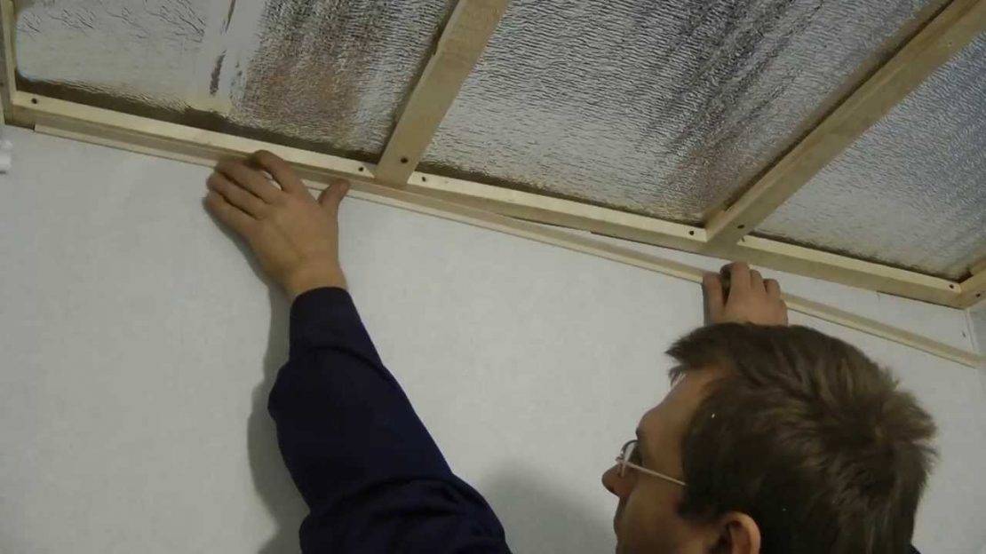 Как приклеить пвх панели на потолок и видео крепления