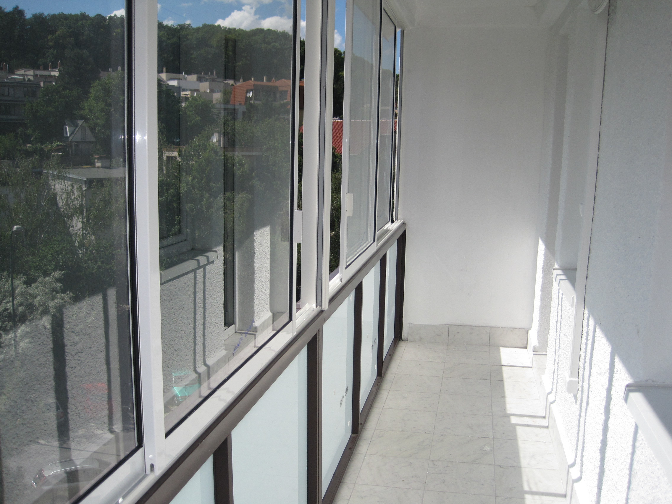 Балкон алюминиевый профиль цена. Алюминиевая раздвижка PROVEDAL. Проведал 640 алюминиевый профиль. С643 проведал. Холодное остекление балкона PROVEDAL.