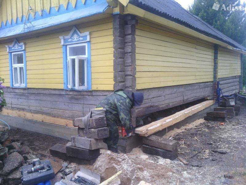 Ремонт деревянного дома: замена нижних венцов