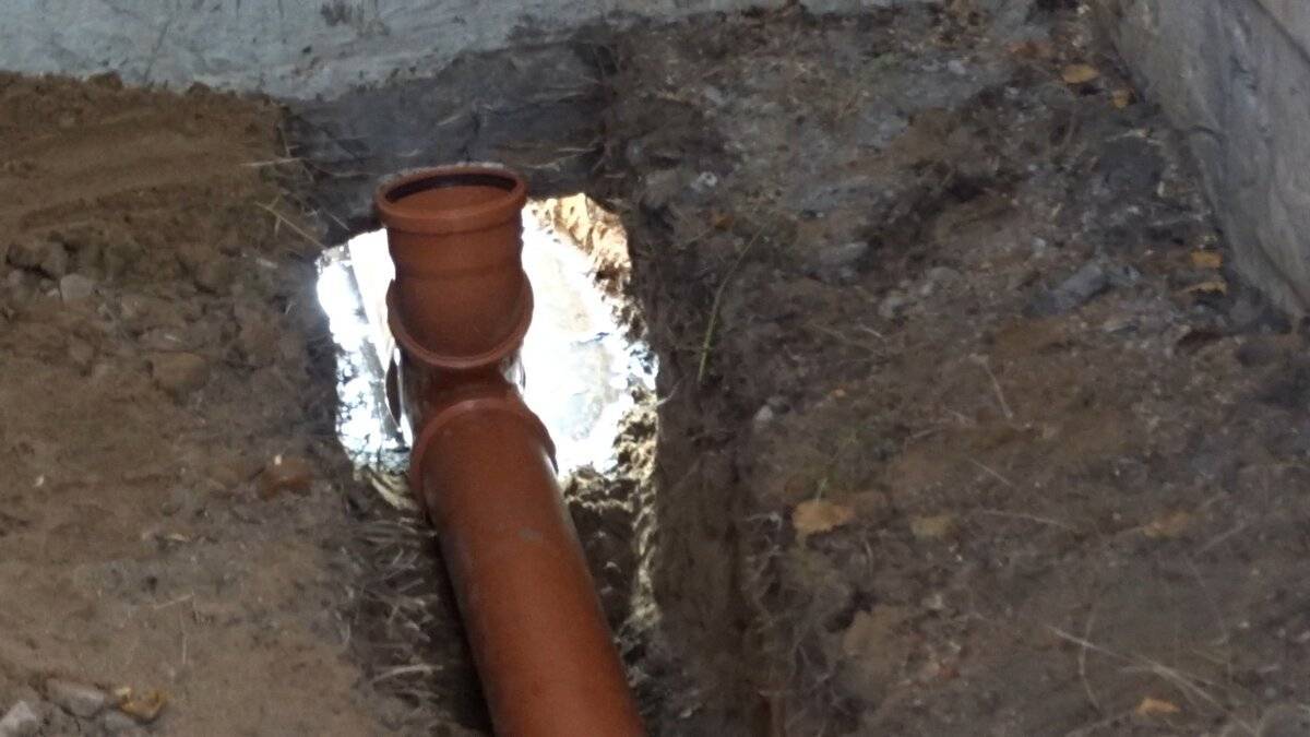 На какую глубину закапывать канализационную трубу в частном доме снип