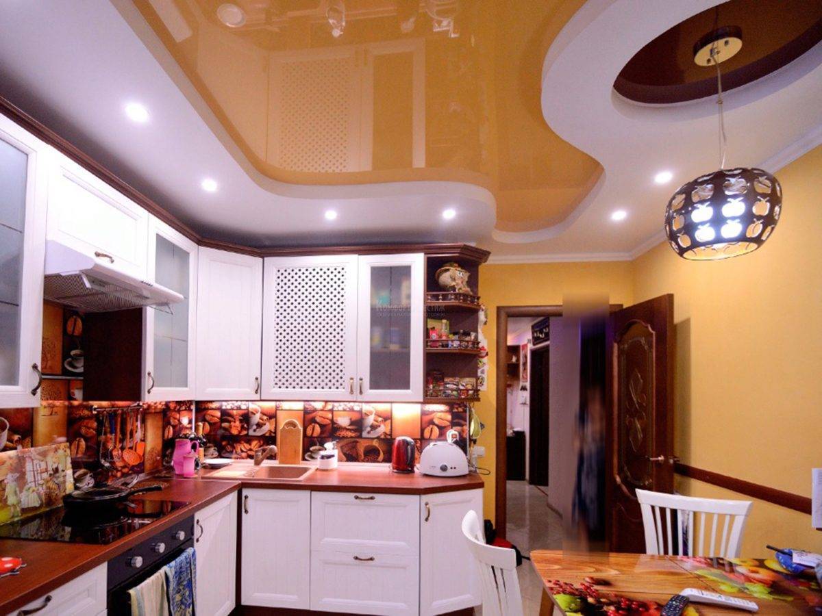 Натяжной потолок на кухне. Подвесной потолок на кухне. Кухня в потолок. Натяной поталок на кухни. Потолок кухня видео
