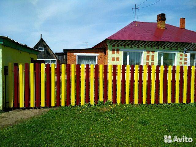 Как покрасить деревянный забор красиво фото