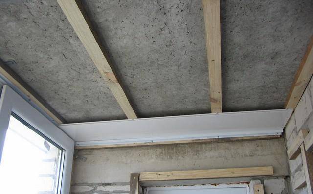 Делаем на балконе потолок из пластиковых панелей: особенности материала и монтажа.