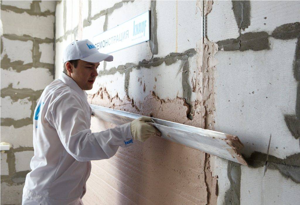 Выравнивание стен штукатуркой