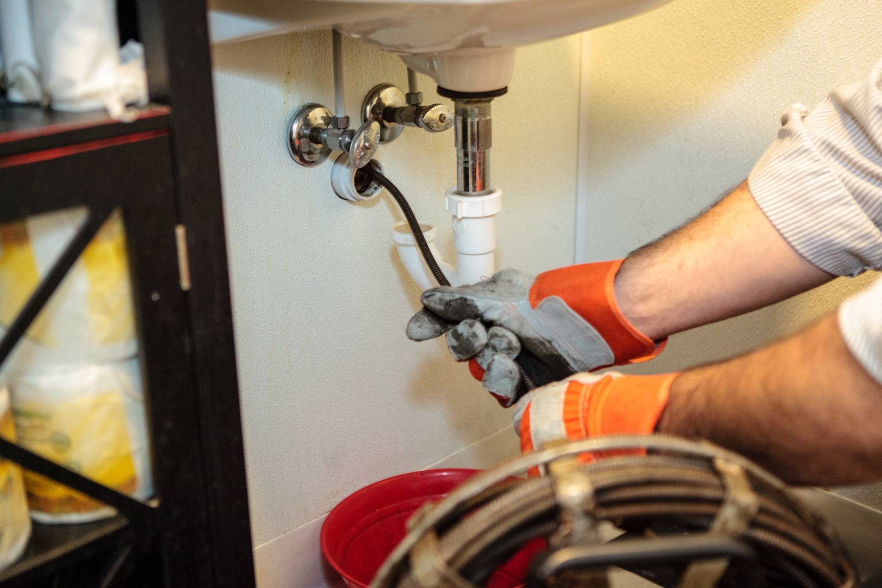 Прочистка канализации в частном доме своими руками: как пробить засор?