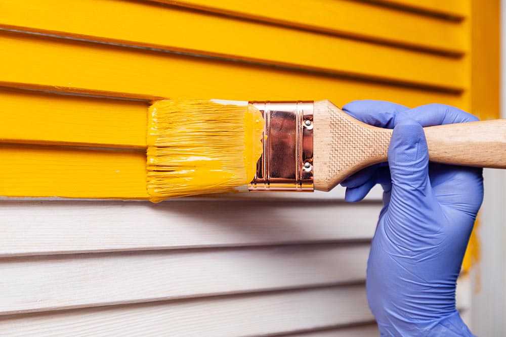 Чем лучше покрасить деревянный дом снаружи внутри: выбор краски для старой и новой постройки