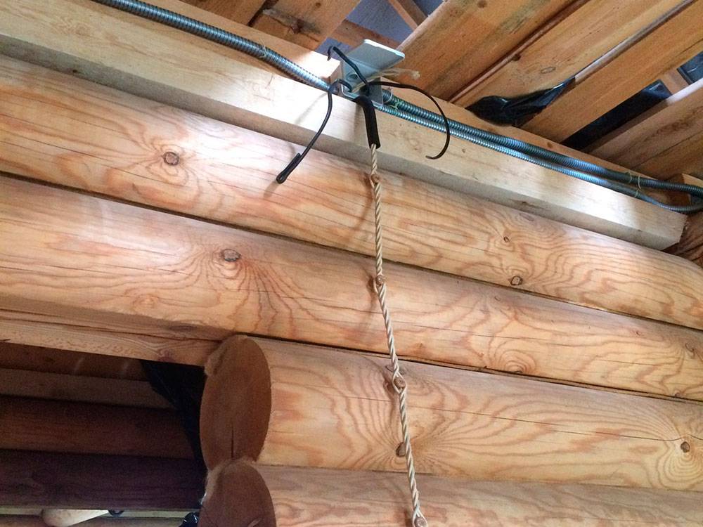 Что надо знать, чтобы произвести безопасную установку скрытой проводки в деревянном доме?