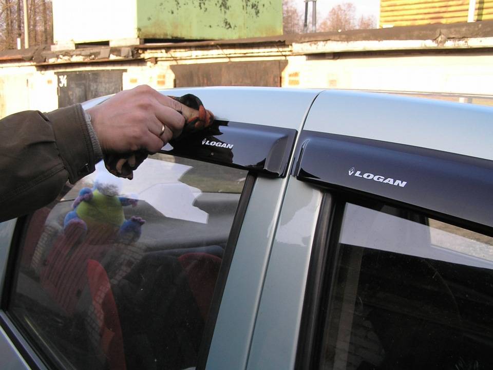 Как правильно наклеить дефлекторы на авто и инструкция выполнения своими руками