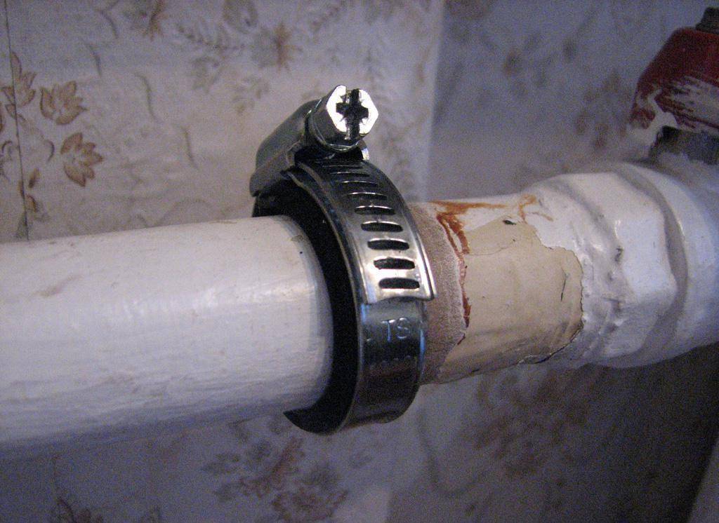 Как заделать cвищ на трубе: отопления или водопровода, различные способы ремонта