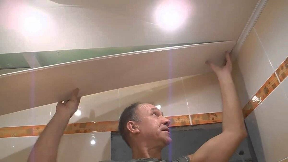 Монтаж потолка из пластиковых панелей своими руками