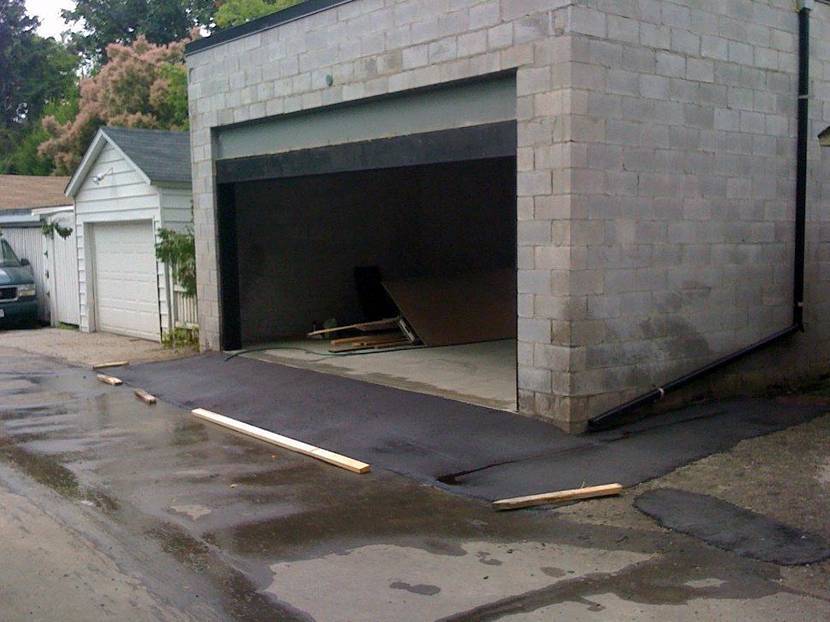Как сделать въезд в гараж с подъёмом своими руками: правила бетонирования