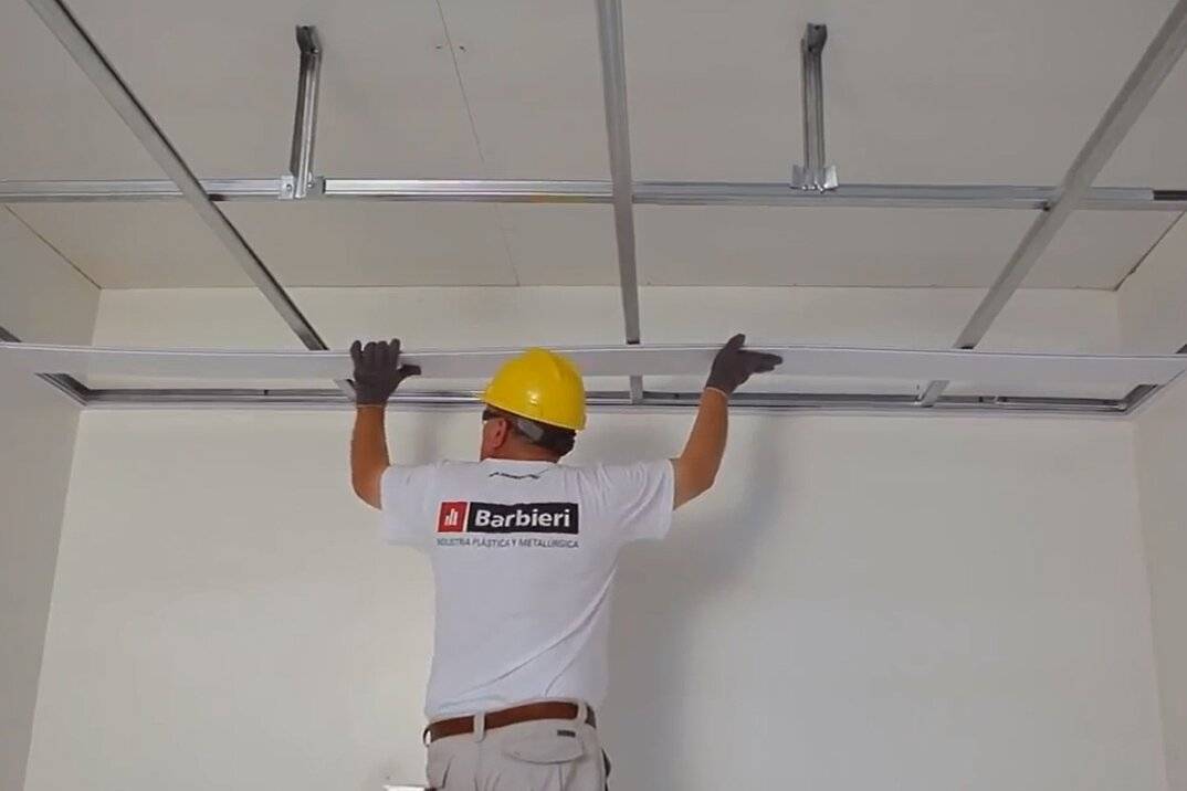 Потолок из пластиковых панелей своими руками: фото, видео монтажа