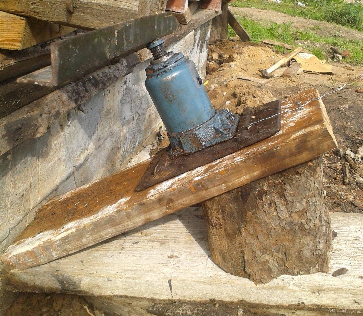 Как поднять деревянный дом своими руками для заливки или ремонта фундамента