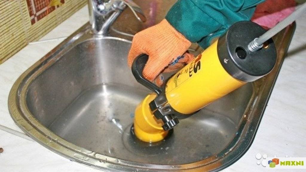 Как устранить засор в канализационной трубе: как прочистить сильный механическими способами, убрать народными средствами и бытовой химией в домашних условиях?