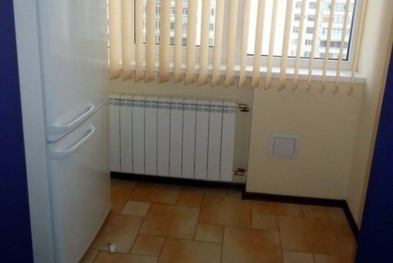 Можно ли ставить холодильник рядом с батареей отопления: возле, на каком расстоянии, боковой стенкой, частью, около, кухне, как поставить, защитить, стояком, что делать