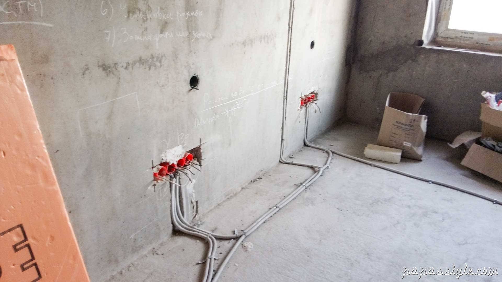 Штробили пол. Штробление стен под кабель для розеток. Штробление бетонной стены п44. Штробление стен под розетки. Штробление под подрозетник.
