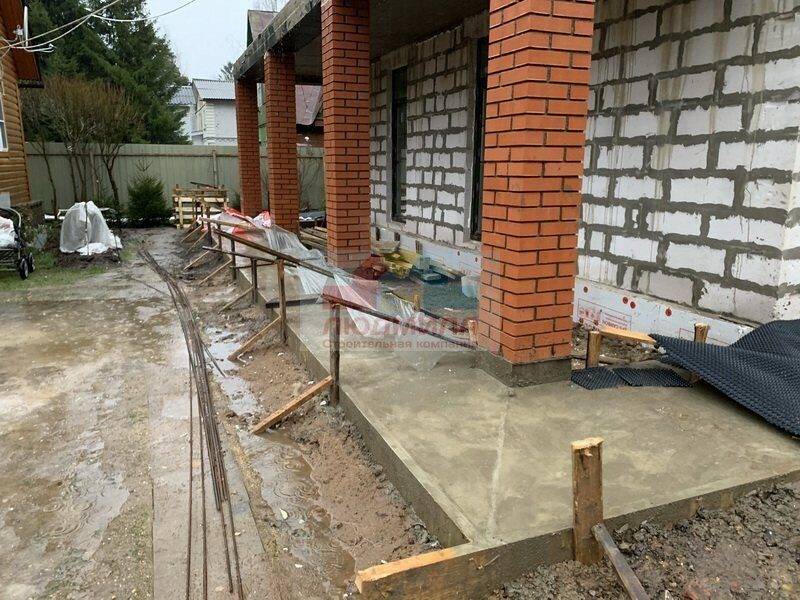 Чем покрыть бетонную отмостку вокруг дома: его защита и украшение | baltija.eu