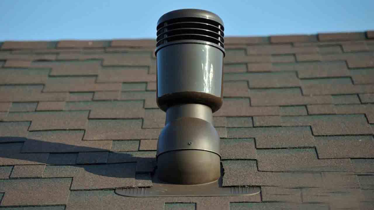 Труба на крыше для вентиляции в частном доме