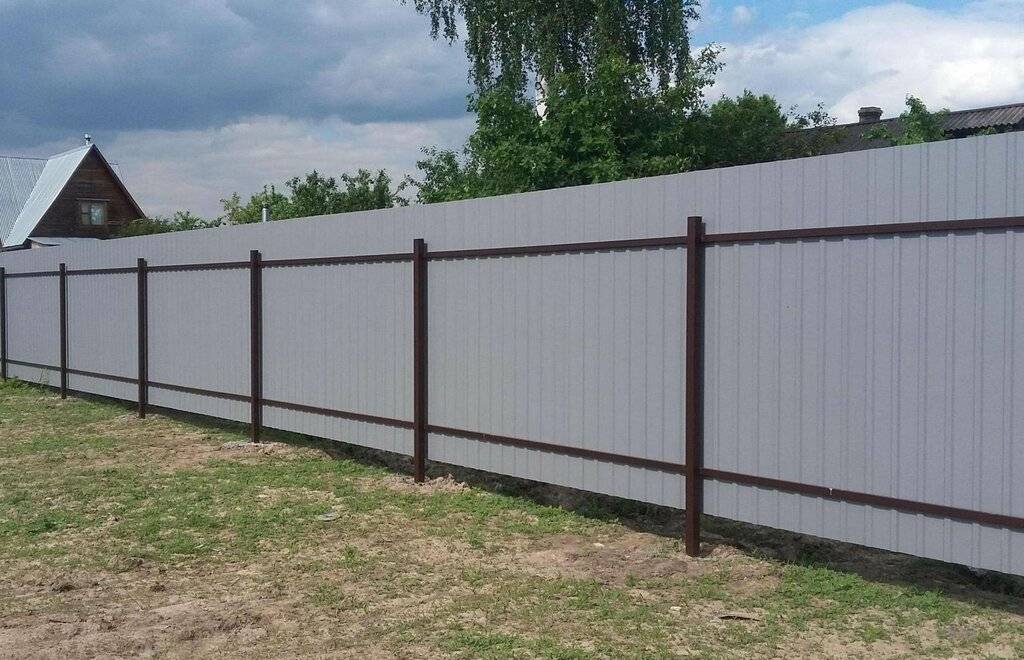 Дизайн заборов из профнастила: фото в частных домах
