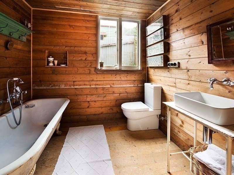 Как устроить санузел в деревянном доме: требования к перекрытиям, конструкции стен и пола