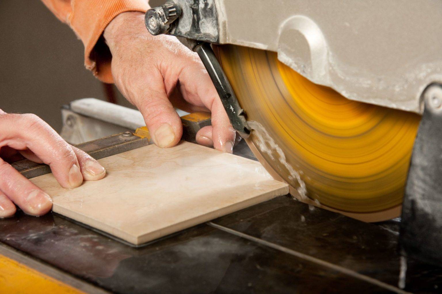 Как резать плитку (керамогранит) ручным плиткорезом или болгаркой: видео