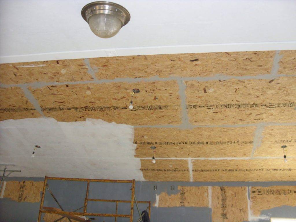 Потолок из осб плит и его отделка: монтаж по деревянным балкам и чернового, чем обшить