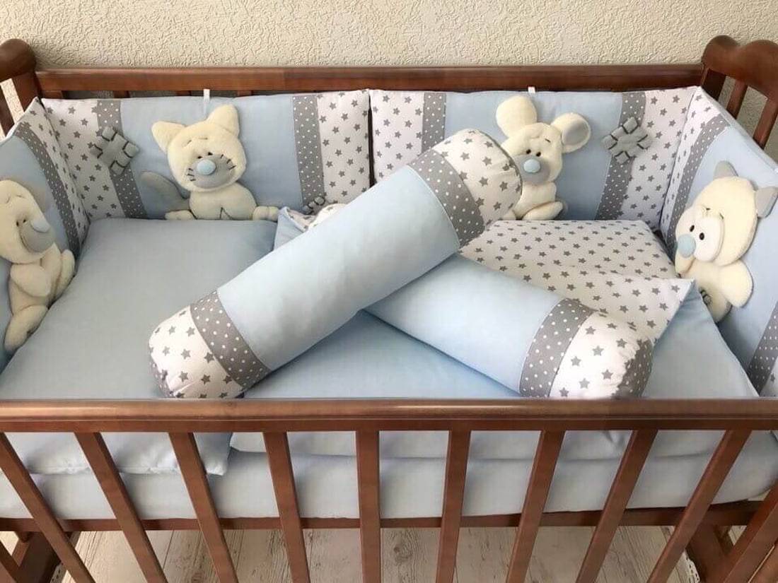 Комплект белья в детскую кроватку. Бортики в кроватку для новорожденных. Бортики в детскую кроватку для новорожденных. Бортики в кровать для новорожденных. Мягкие бортики в кроватку для новорожденных.
