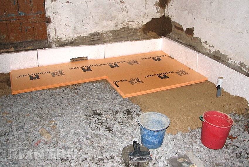 Как утеплить бетонный пол в квартире под линолеум. утеплиттели. видео