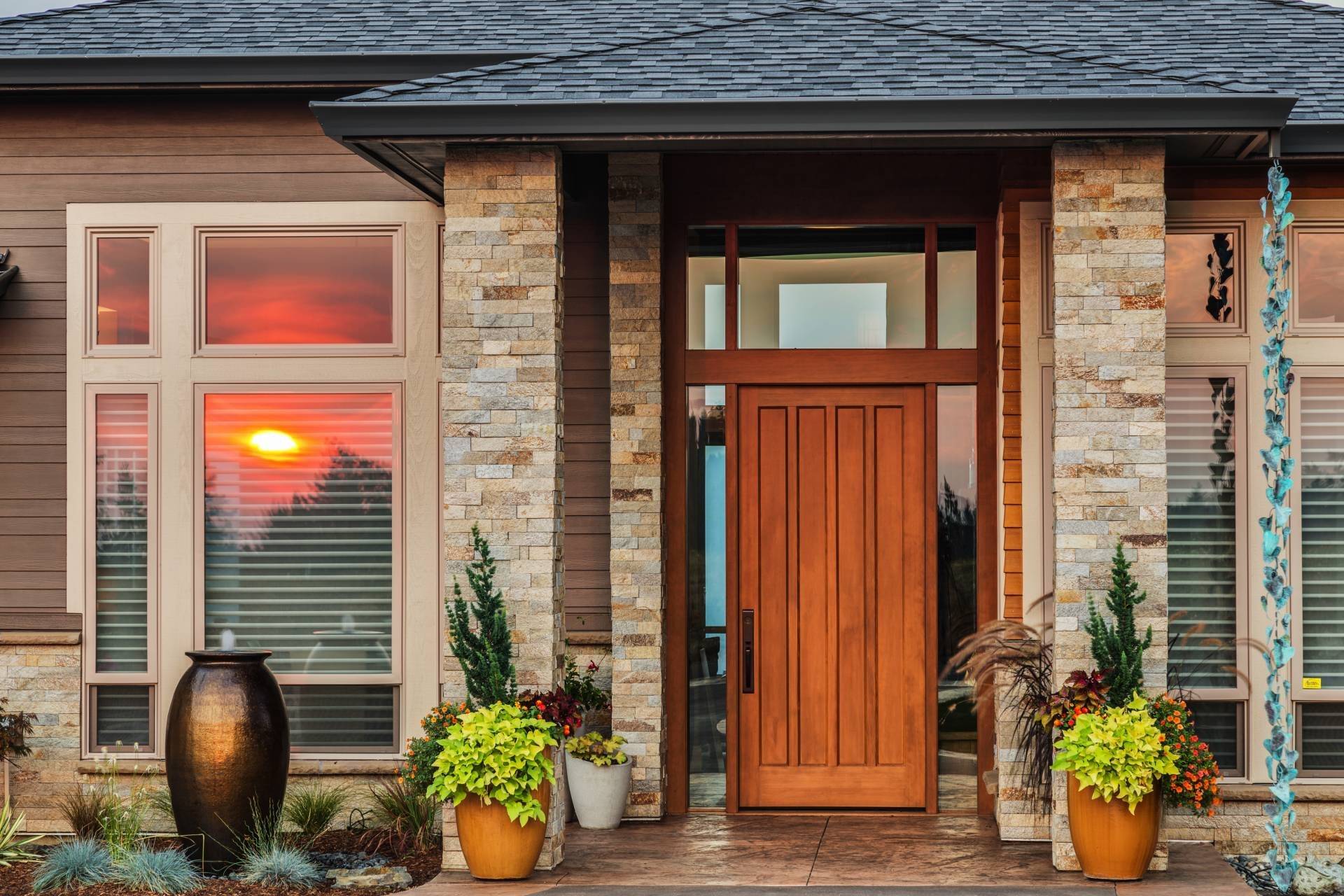 Особенности выбора входной двери: как правильно выбрать дверную конструкцию и петли в частном доме