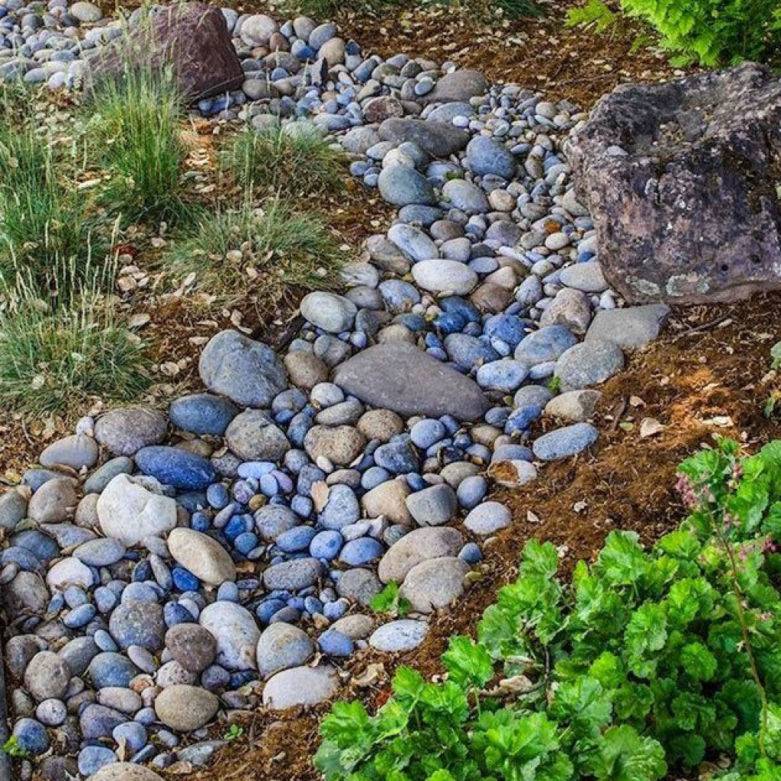 Сухой ручей из камней и цветов – ландшафтный дизайн пересохшего русла