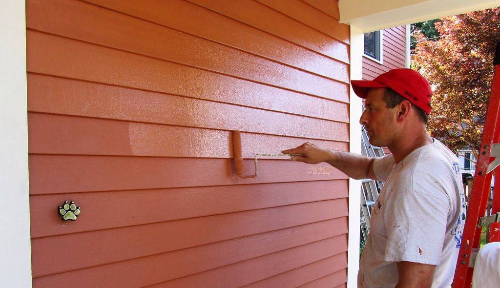 Чем покрасить деревянный дом снаружи: подбор краски и как правильно покрасить