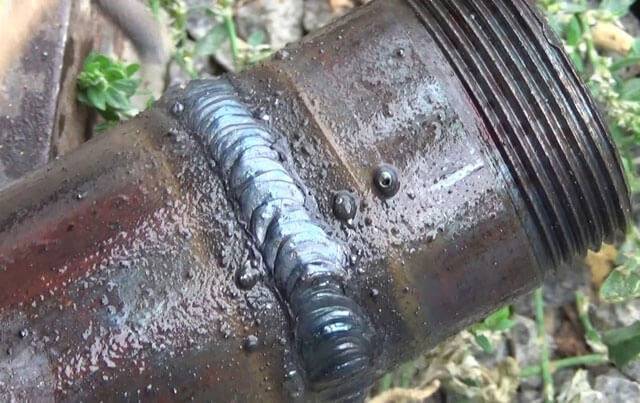Как аварийно заварить стальную трубу или устранить свищ если мешает  вода?