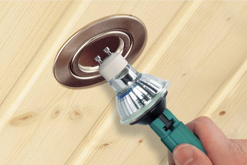 Как снять светильник с натяжного потолка: пошаговая инструкция с фото и видео