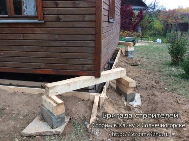 Как поднять деревянный дом, чтобы поставить под ним фундамент: пошагово
