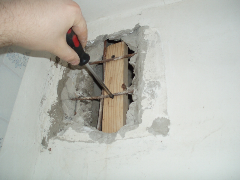 Чем заделать дыру в стене из бетона: как замазать трещину, щель .