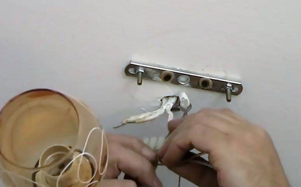 Как повесить люстру на натяжной потолок (монтаж, на готовое полотно)