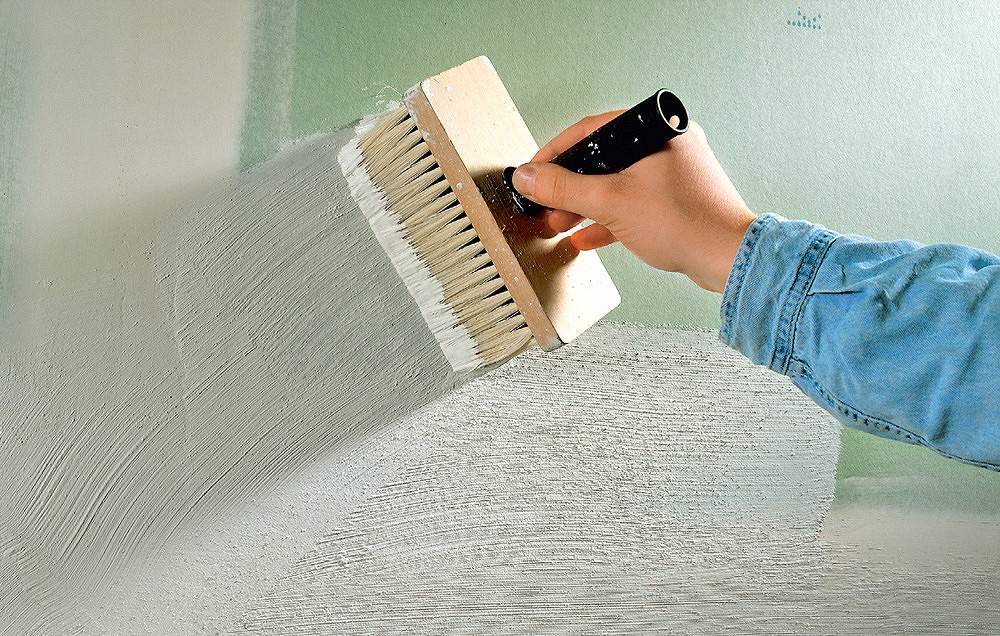 Нужно ли грунтовать потолок перед покраской: особенности обработки штукатурки, обоев, гипсокартона и окрашенных поверхностей